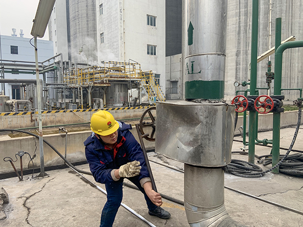 131741833383695634.jpg 3月12時,合成車間員工關小閥門,避免浪費.jpg