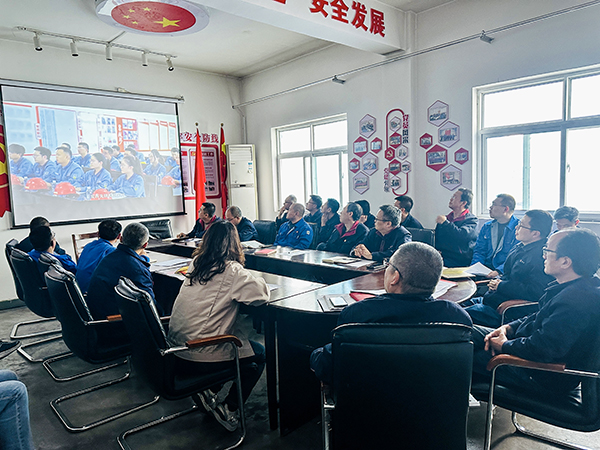 181742268870152829.jpg 3月13日下午,物料車間黨支部開展“惠學礪心 筑夢前行”主題黨日活動,圖為集中觀看了陜煤集團第一期惠學礪心大課堂錄播視頻.jpg