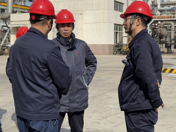 191742370398631484.jpg 公司領導在二期甲醇罐區檢查1.jpg