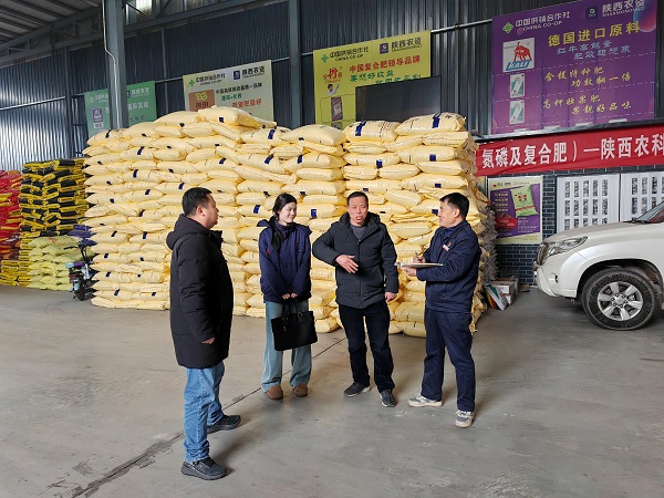 261742972146577626.jpg 2025年3月運銷部職工在寶雞眉縣金渠鎮巨豐農資2_AI看圖.jpg