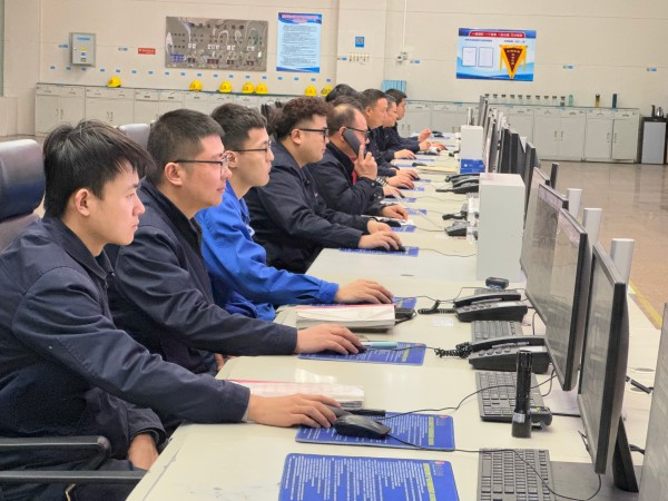 311743385209205909.jpg 雙甲操作人員正在優化工況.jpg