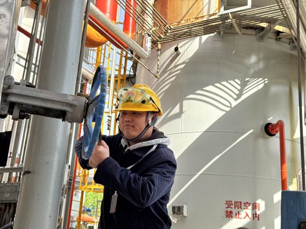 311743385219180072.jpg 操作人員在現場調節閥門.jpg