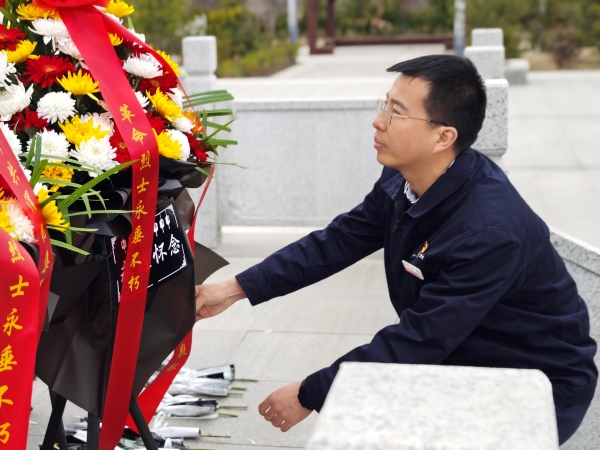 021743578816546990.jpg 緬懷革命先烈.jpg