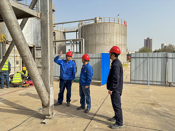 031743667467196363.jpg 項(xiàng)目預(yù)制現(xiàn)場(chǎng),聽取匯報(bào)照片.jpg