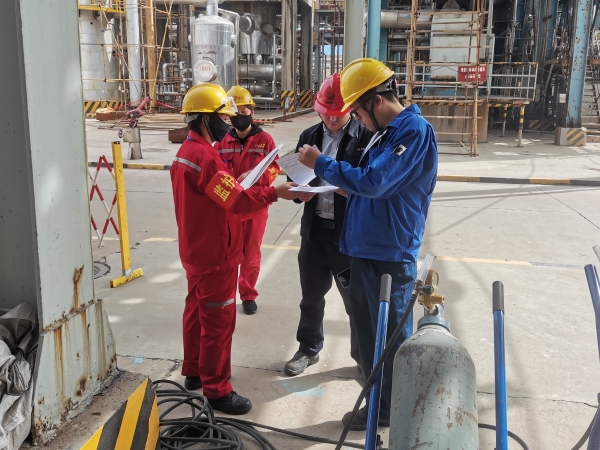 101744242814345439.jpg 片區技術員陳南現場檢查作業票證.jpg