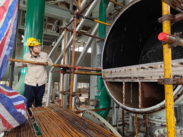 101744243666202997.jpg 李恩澤在現場觀看設備.jpg