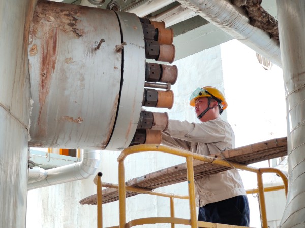 101744243675176784.jpg 吳宇航在現場作業.jpg