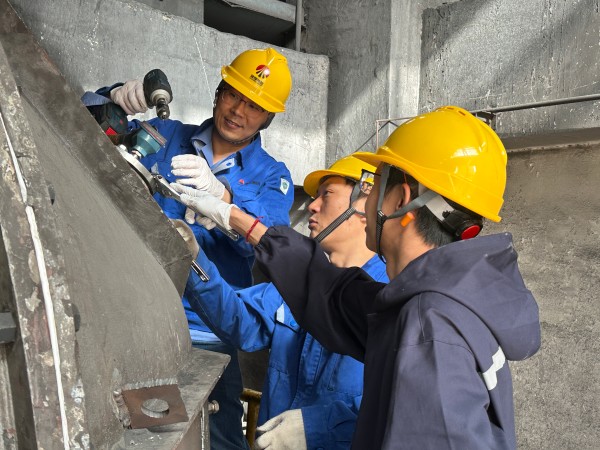 4月9日王明偉、康金生、青工曾炳睿在2#鍋爐磨煤機(jī)更換北側(cè)磨輥溫度.jpg