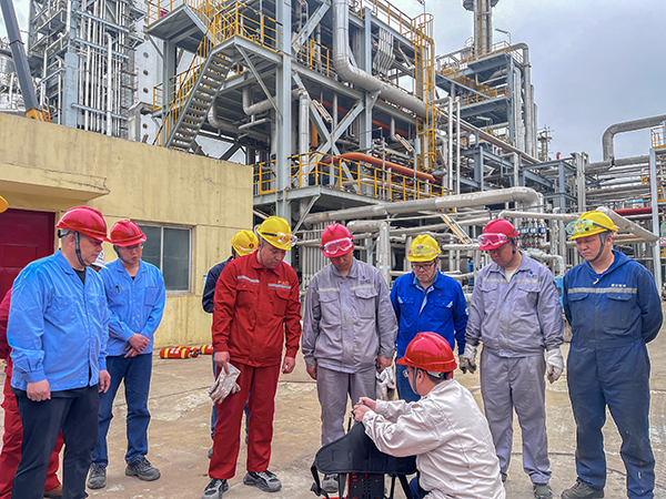 111744357723197672.jpg 消防人員現場演示空呼的正確使用方法.jpg