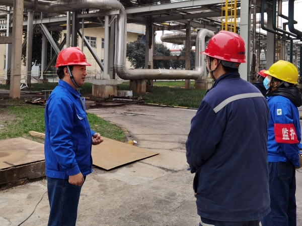 131744499025444169.jpg 4月12日下午,計控電儀部黨支部書記王文波在一期大檢修現場進行安全大檢查.jpg