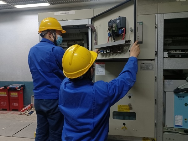 131744499326135783.jpg 朱慶對開關柜二次回路進行檢查.jpg
