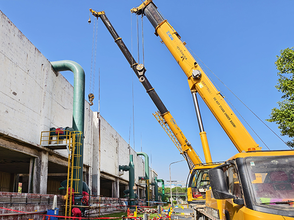 141744624664789139.jpg 4月13日,吊車(chē)配合更換循環(huán)水冷卻塔上塔閥.jpg