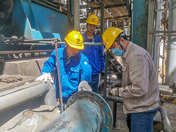 151744682017503084.jpg (圖二)4月13日下午,公司勞動模范魏高強利用清理軸封抽汽器的機會給青工王仟、李嘉豪講述清理過程的注意事項.jpg