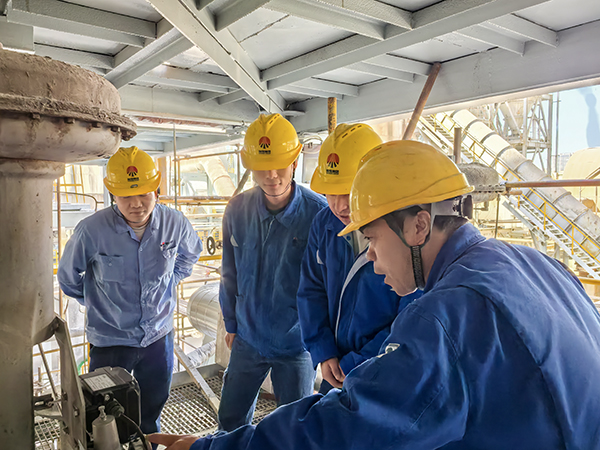 151744682028249964.jpg (圖三)4月14日午飯時,省級職業技術比武冠軍姬霄利用檢修空隙給青工們講解給水旁路調節閥的操作方法。.jpg