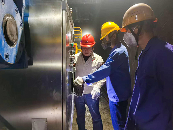 161744763560152482.jpg 車間副主任呂明周帶隊對一二期卸煤段單側運行情況現場巡檢確認.jpg