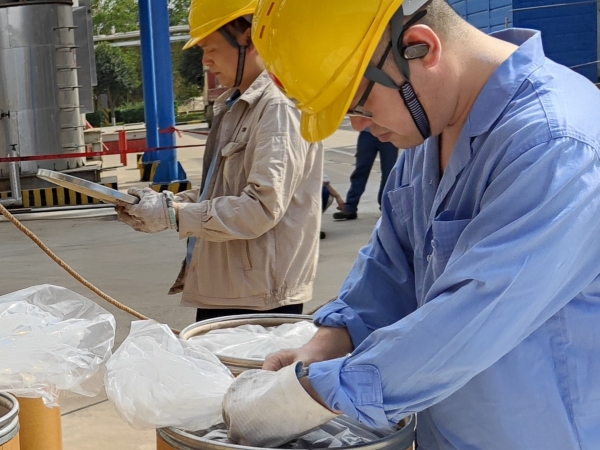 161744794778106168.jpg 4月15日,裝填催化劑現場1.jpg