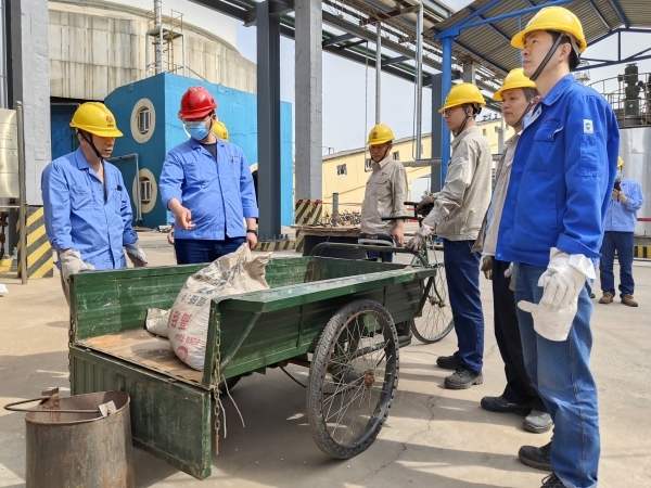 161744794789352914.jpg 4月15日,裝填催化劑現場2.jpg