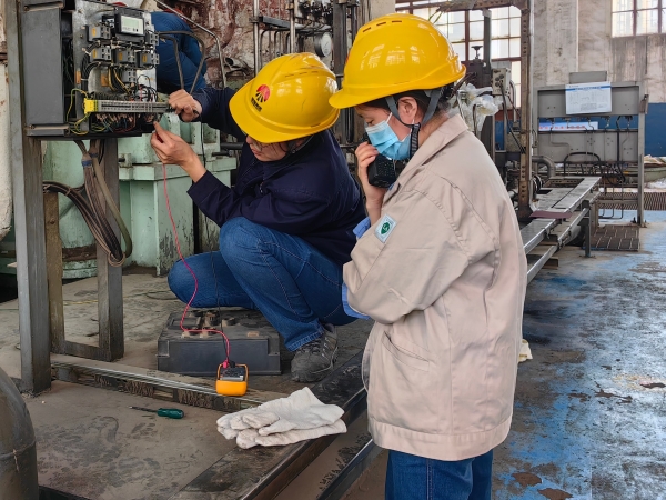 181744937252116356.jpg 一期機(jī)組檢修現(xiàn)場,計控電儀部檢修員工在進(jìn)行機(jī)組回路調(diào)校工作(1).jpg