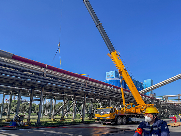 181744944252121452.jpg 輸氨管線吊裝更換現(xiàn)場(chǎng) (1).jpg