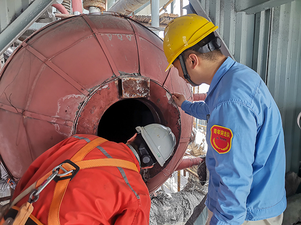 181744945318971790.jpg 張跟潮正在給外協人員指認鍋爐汽包處檢測點.jpg