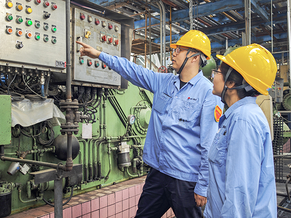 181744960952101423.jpg 曹雪娟在氣化檢修現場學習流程.jpg