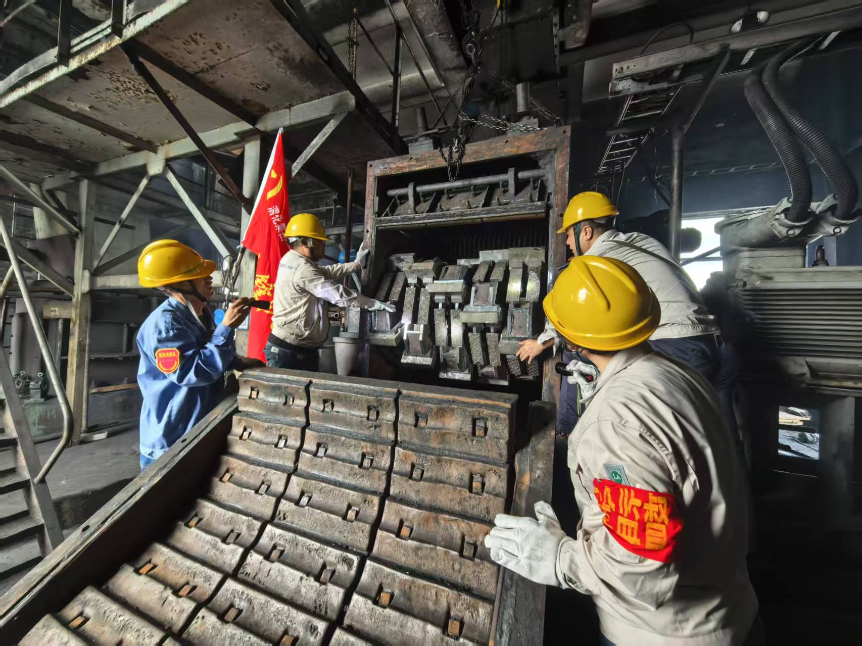 191745057953147197.jpg 大檢修現(xiàn)場-技術(shù)員贠文軍與林佳峰、安全員李青、黨員黨曉波查看細(xì)碎機篩軸安裝情況.jpg