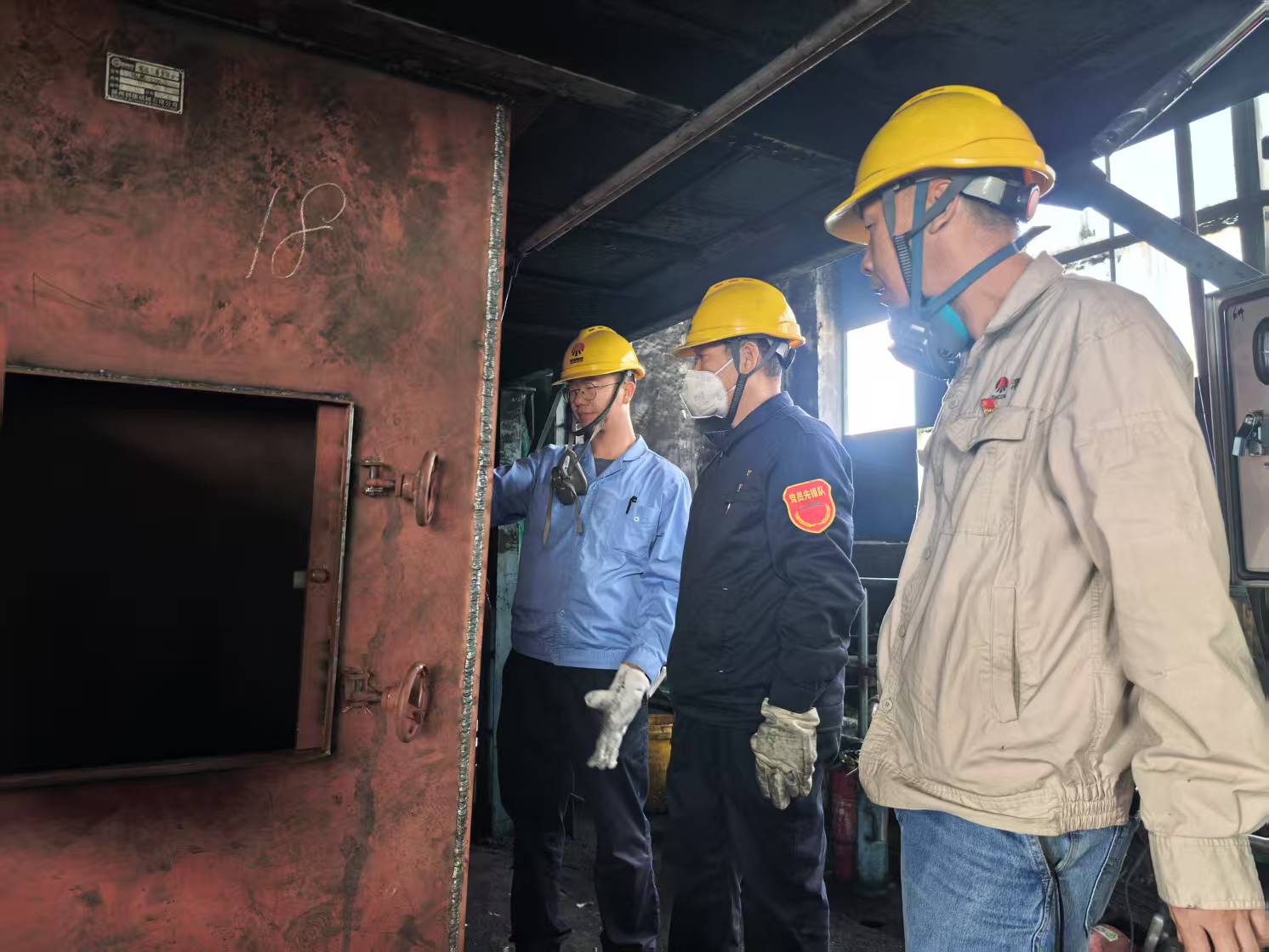 191745057974183635.jpg 大檢修現(xiàn)場-黨員黃保榮、秦寶權(quán)、楊峰查看四號轉(zhuǎn)運站安裝調(diào)試情況.jpg