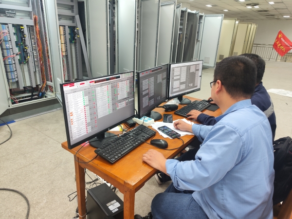 211745216482780429.jpg 4.20日晚,計控電儀部技術(shù)攻堅團隊成員張智磊正在一期控制室對新煤皮帶稱重系統(tǒng)進(jìn)行系統(tǒng)調(diào)試.jpg