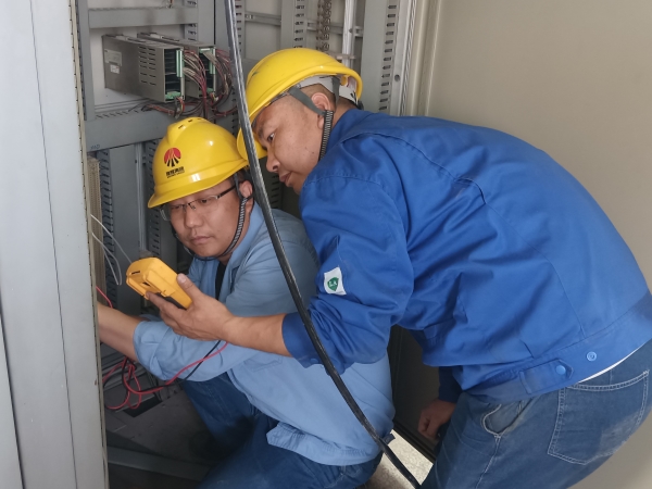 221745287215192717.jpg DCS升級改造現場,計控電儀部呂鵬和王國棟在機柜間進行電纜信號測試.jpg