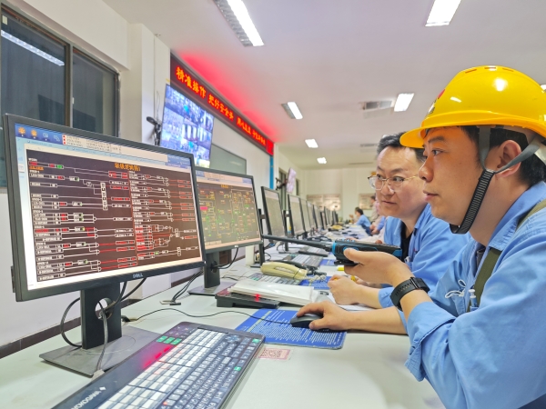 251745561614137415.jpg 工藝與儀表正在聯合調試聯鎖.jpg