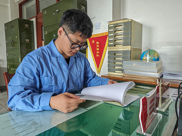 281745826309171178.jpg 人力資源部職工汪少康翻看檔案.jpg