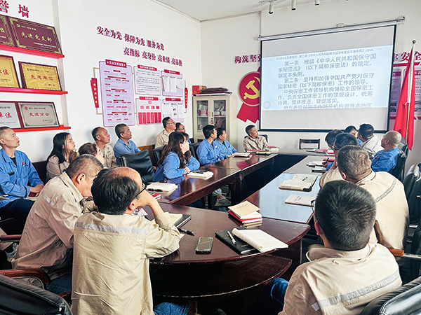 081746664486102865.jpg 5月7日物料車間黨支部組織保密教育主題當日活動-書記喬玄帶領全體黨員學習《保密法》條款.jpg