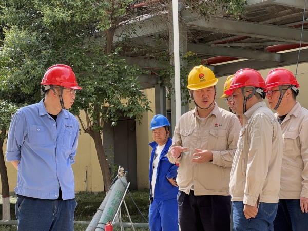 131747095931930096.jpg 相關人員在施工現場協調解決問題.jpg