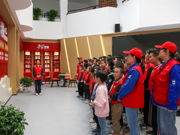 231747990117597497.jpg 渭化公司積極開展關愛特教兒童系列志愿服務活動.JPG