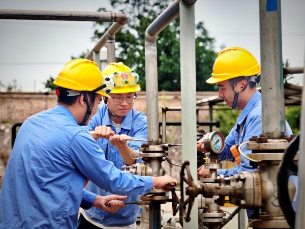 061749171177212437.jpg 2025年,乙二醇車間職工在現場工作.jpg