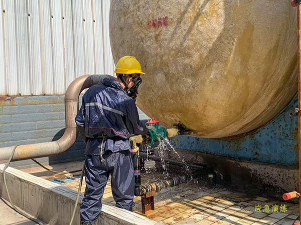 現場操作工對鹽酸泄漏處進行沖水處置   600.jpg