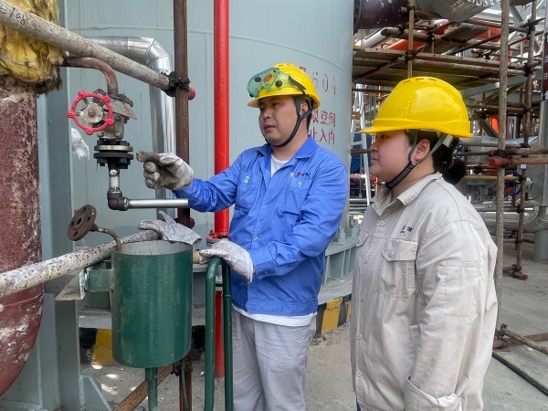 041751593568889517.jpg 妙筆生花的最美宣傳員閆夢在凈化現場向老師傅學習.jpg