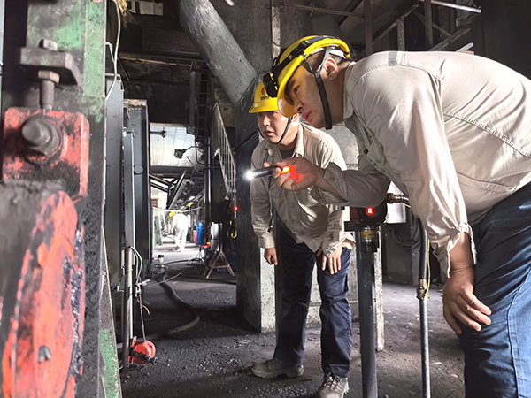 071751878989157911.jpg 技術員贠文軍、副班長王柯查看全封閉導料槽完工情況.jpg