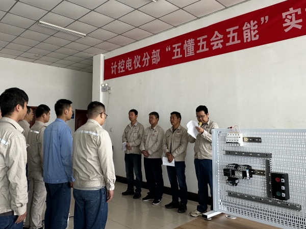 101752130292120419.jpg 電儀分部副部長賀捷坤宣讀比賽規則.jpg