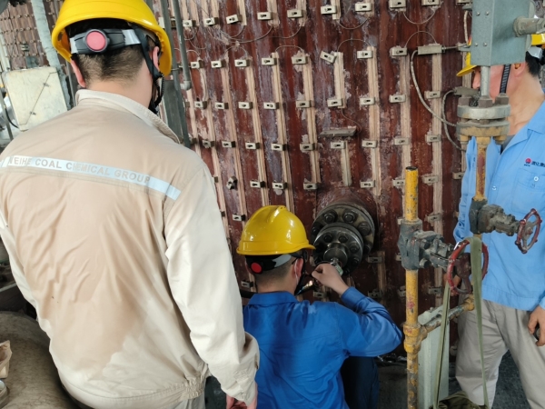 141752464198662652.jpg 7月14日,歷經10天的高溫奮戰,計控電儀部儀表檢修團隊終于完成三期三臺氣化爐檢修任務.jpg