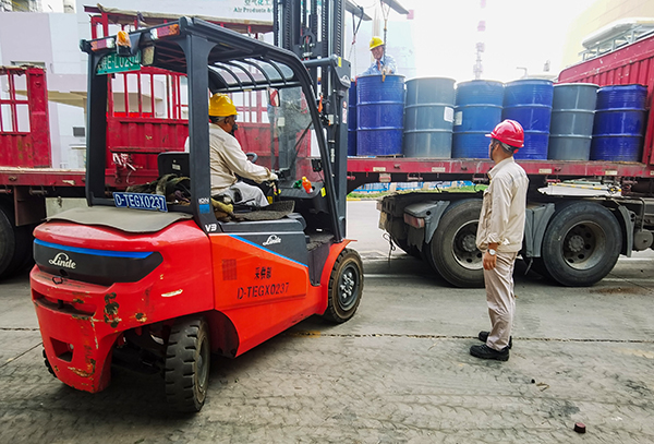 171752724355198884.jpg 三期檢修現場催化劑回收工作.jpg