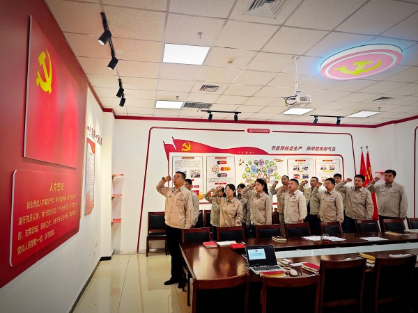 7月17日下午，乙二醇車間黨支部開展”同過政治生日 永葆黨員本色“主題黨日活動，黨員們重溫入黨誓詞.jpg