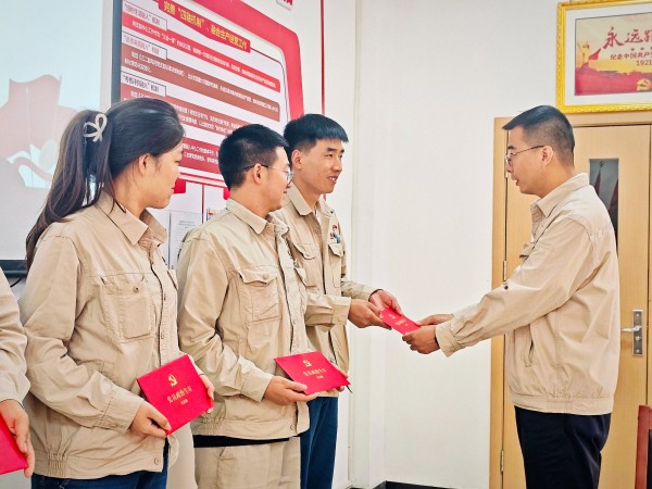 7月17日下午，乙二醇車間黨支部開展”通過政治生日 永葆黨員本色“主題黨日活動，支部書記楊磊為過”政治生日“黨員贈送賀卡.jpg