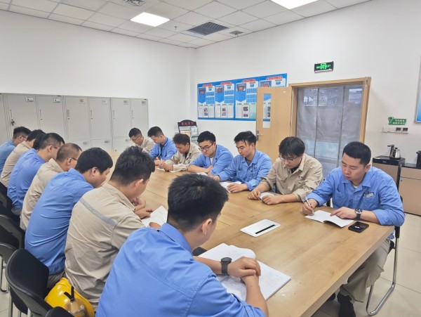 251753406498194433.jpg 2025年7月24日,班前會開展安全培訓.jpg