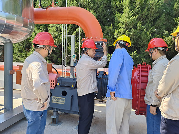 011754016926212740.jpg 7月30日下午,公司副總工程師、生產(chǎn)部安全風(fēng)險(xiǎn)排查工作-圖為191罐區(qū)VOC設(shè)施.jpg