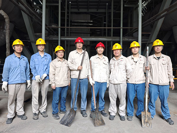 8月8日早上，動(dòng)力車間組織黨員、團(tuán)員清理地溝淤泥后，在鍋爐前合影   600.jpg