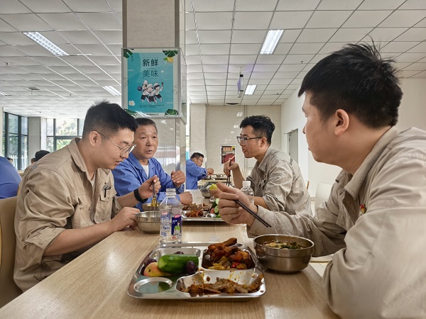 251756083177127200.jpg 8.24 后勤服務暖人心 同心護航中修行——彬州公司綜合辦全力保障中修工作側記 附圖3.jpg