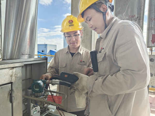 251756099205670679.jpg 陳陽在氣化爐上給王少華講解校準流量變送器1.jpg