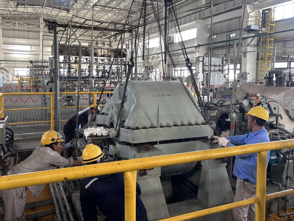 251756099371141299.jpg 2025年彬州公司中期檢修,8月24日下午,一氧化碳壓縮機揭開上缸,開啟精細檢修工作.jpg