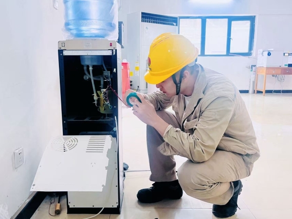 2025年中期檢修，彬州公司電儀分部職工劉鵬遠修理飲水機.jpg